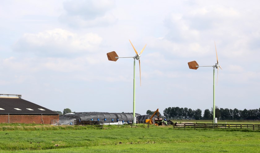 kleine windmolens bij agrarisch bedrijf